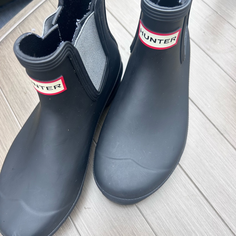 Size 7 Hunter original Chelsea rain boots.